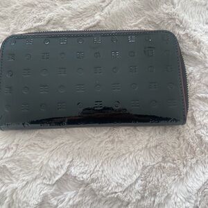 Arcadia black patent wallet in very good condition